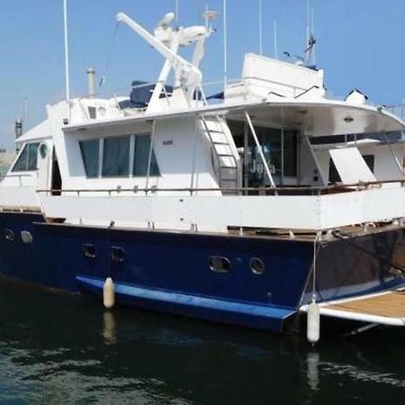 Готель Your Own Private Yacht Сан-Адріа-де-Бесос Екстер'єр фото