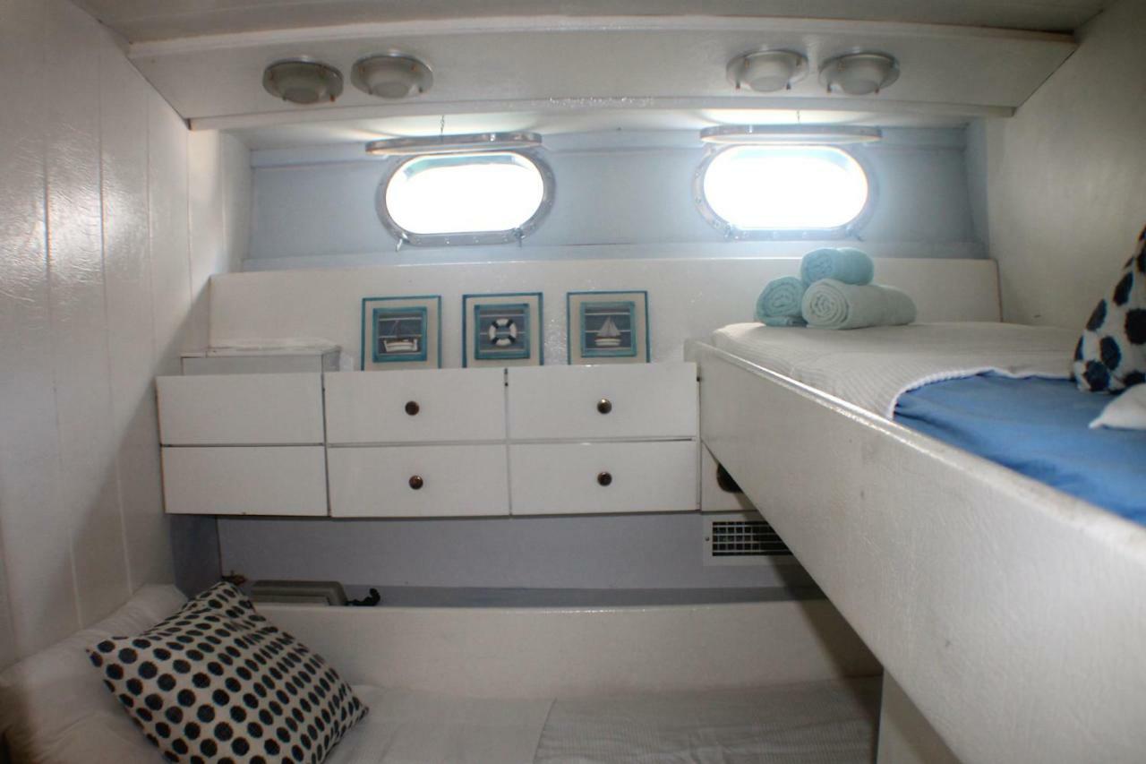 Готель Your Own Private Yacht Сан-Адріа-де-Бесос Екстер'єр фото
