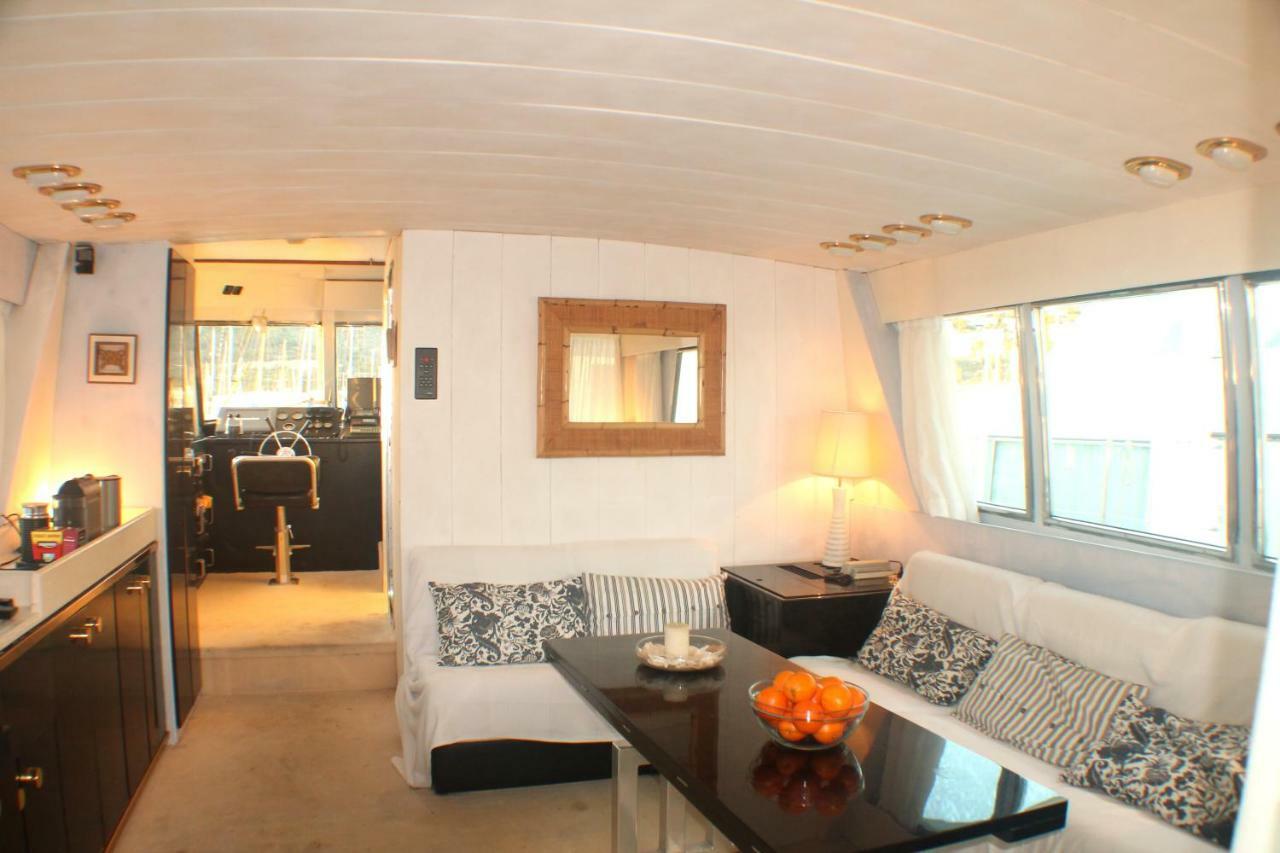 Готель Your Own Private Yacht Сан-Адріа-де-Бесос Екстер'єр фото