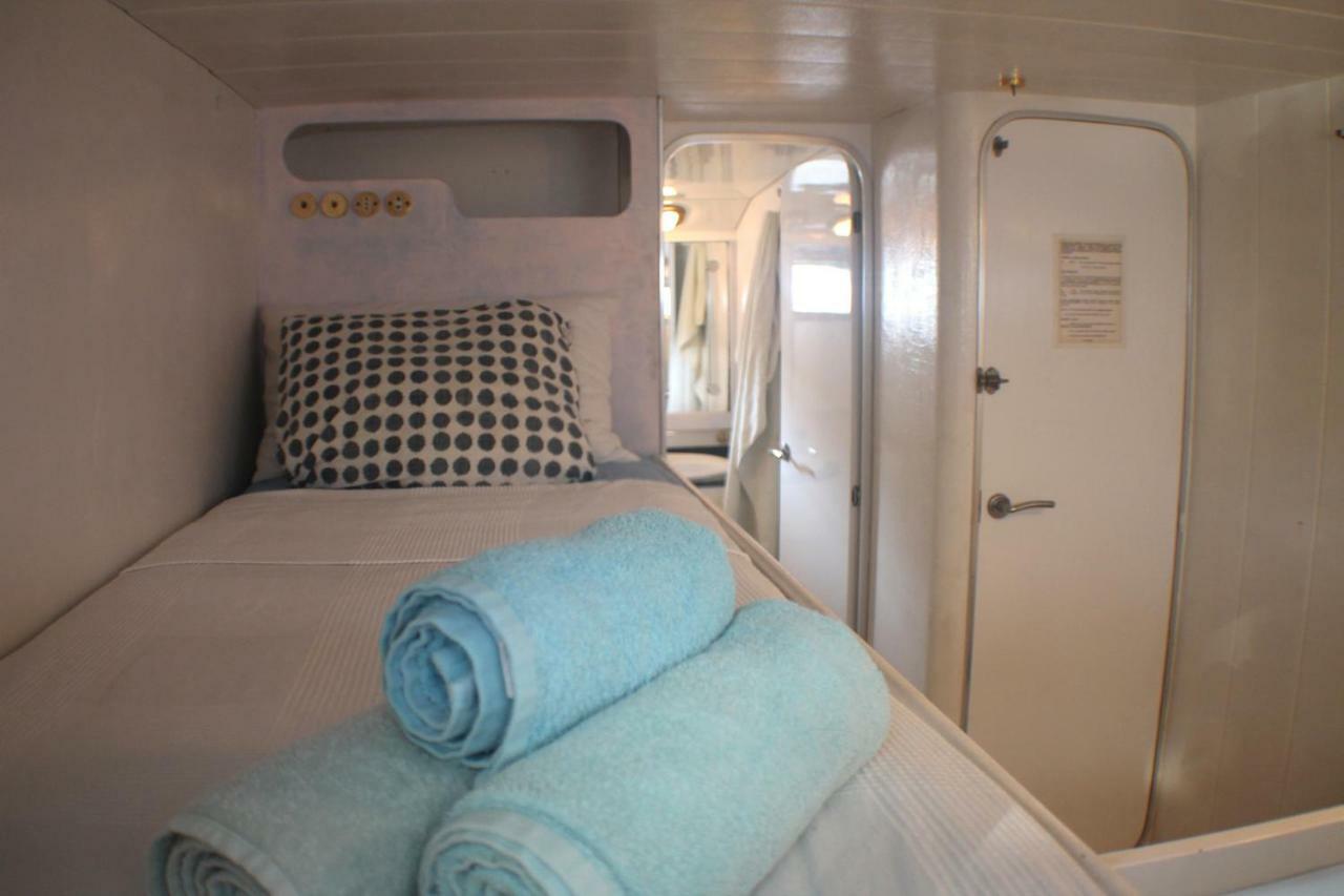Готель Your Own Private Yacht Сан-Адріа-де-Бесос Екстер'єр фото