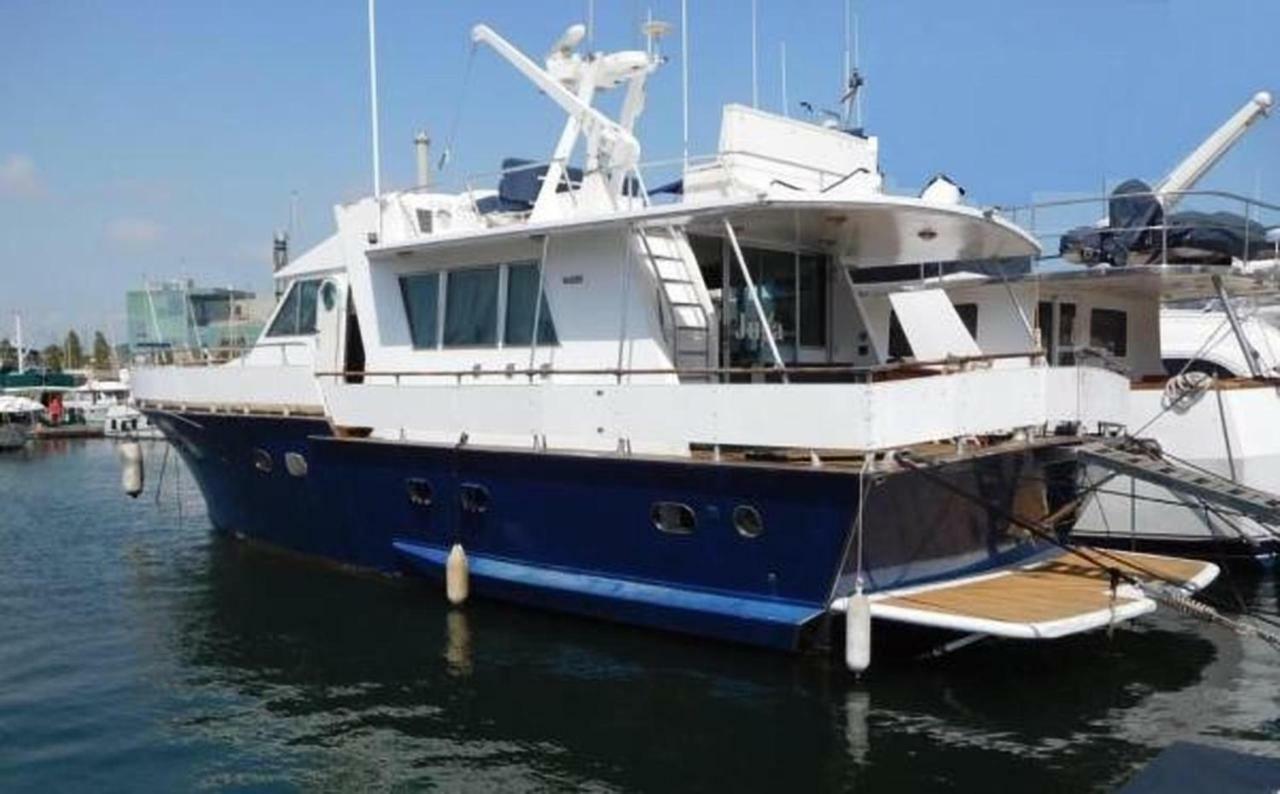 Готель Your Own Private Yacht Сан-Адріа-де-Бесос Екстер'єр фото
